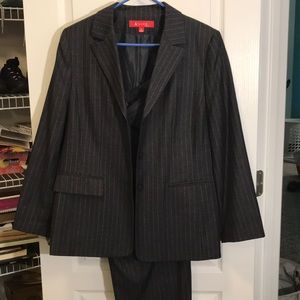 Women’s business pants suit size 16